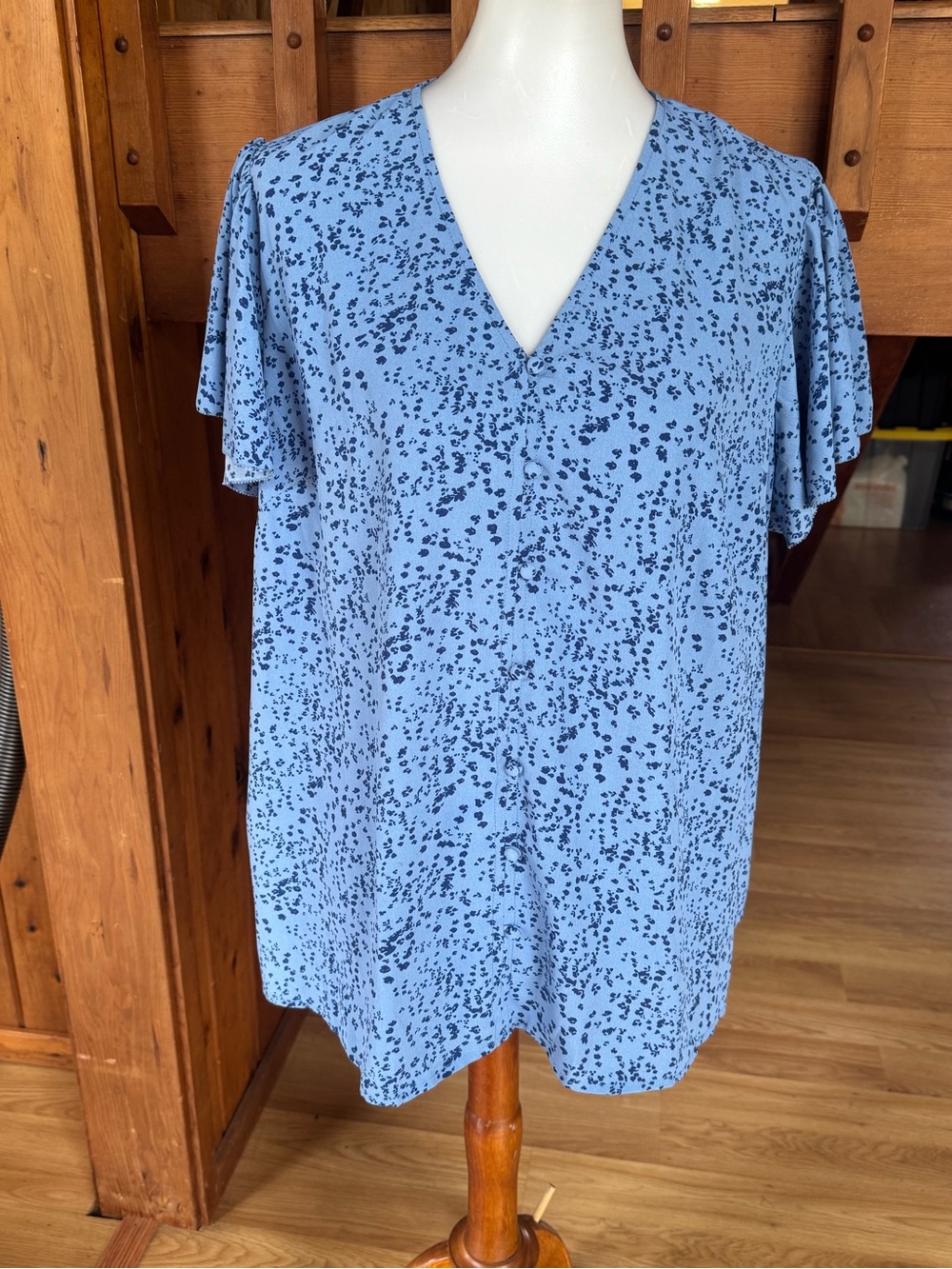 Monday Fun NWT size 1X Light Blue Alena V-Neck Flutter Sleeve Top blouse shirt
